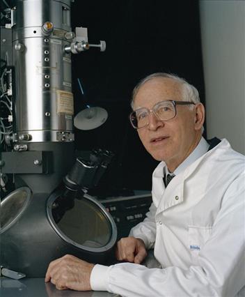 : Aaron Klug with an electron microscope Picture MRC LMB (5725310)